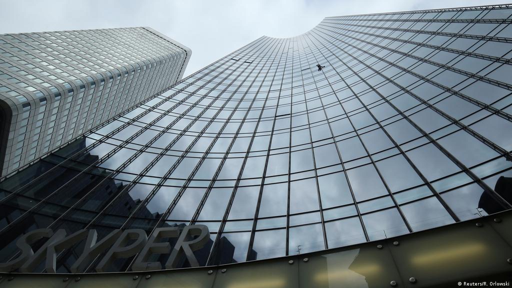 French Spider Man Climbs Frankfurt Skyscraper News Dw 28 09 2019