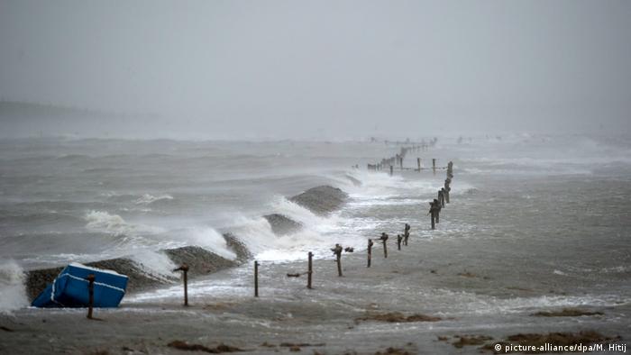 Дигите на остров Лангенес по време на урагана Ксавиер