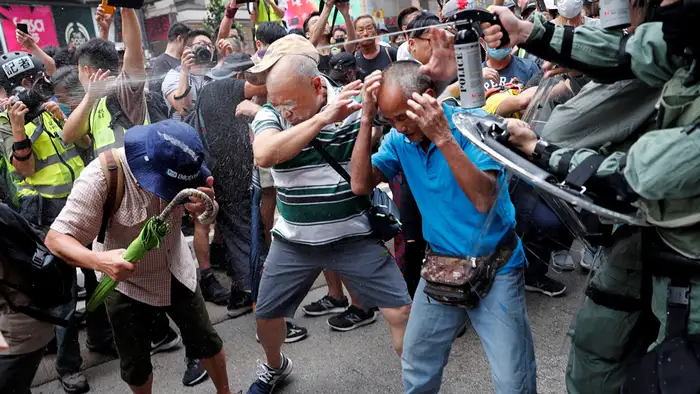 Hongkong Protest gegen China & Ausschreitungen | Pfefferspray