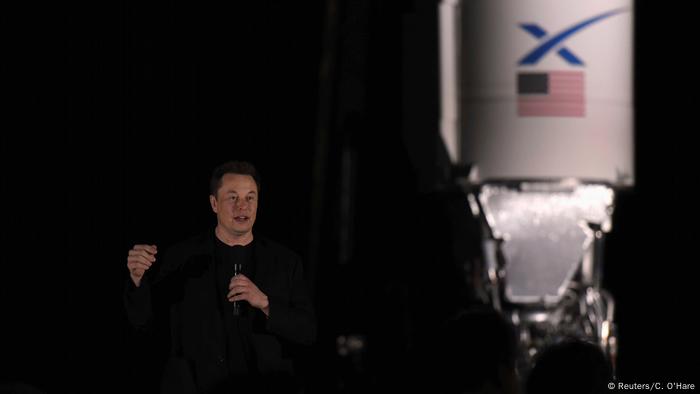 Elon Musk Stellt Raumschiff Für Reisen Zu Mond Und Mars Vor | Aktuell ...