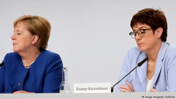 Kanzlerin Merkel und AKK Mimik