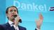 Político austríaco Sebastian Kurz fala ao microfone, diante de tela com "Obrigado!" em alemão Político austríaco Sebastian Kurz fala ao microfone, diante de tela com "Obrigado!" em alemão