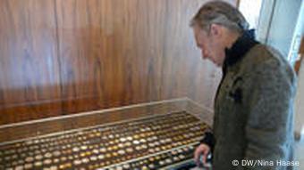 Der belgische Münzdesigner Luc Luycx vor einer Münzvitrine in der Königlichen Münzstätte in Brüssel (Foto: DW/ Nina Haase)