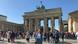 Deutschland Die Berliner Mauer 30 Jahre danach | Touristen am Brandenburger Tor | mit Quadriga Deutschland Die Berliner Mauer 30 Jahre danach | Touristen am Brandenburger Tor | mit Quadriga