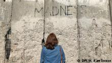 Die Berliner Mauer 30 Jahre danach - The Berlin Wall 30 Years Later.
Being face-to-face with the Berlin Wall is a powerful experience for tourists.
Foto: Hallie Rawlinson / DW am 21.9.2019