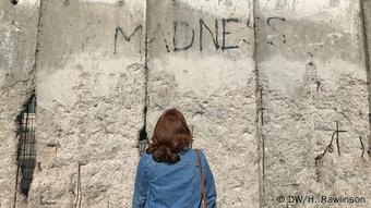 Madness steht auf der Berliner Mauer als Schriftzug