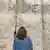 Žena pred ostatkom Berlinskog zida