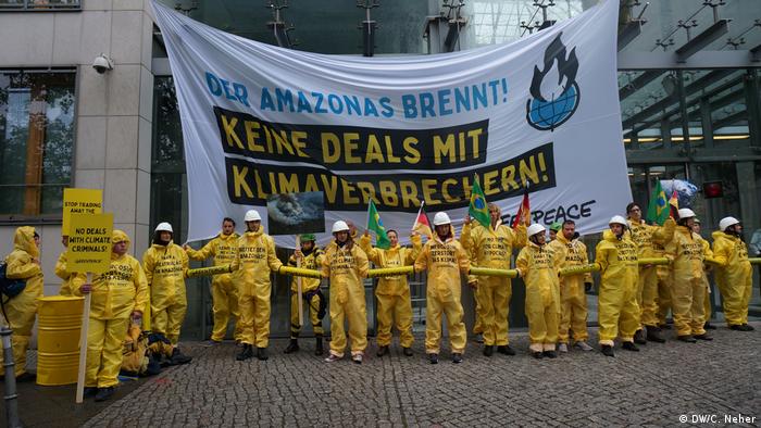 Deutschland Greenpeaceprotest gegen den Besuch von Ricardo Salles