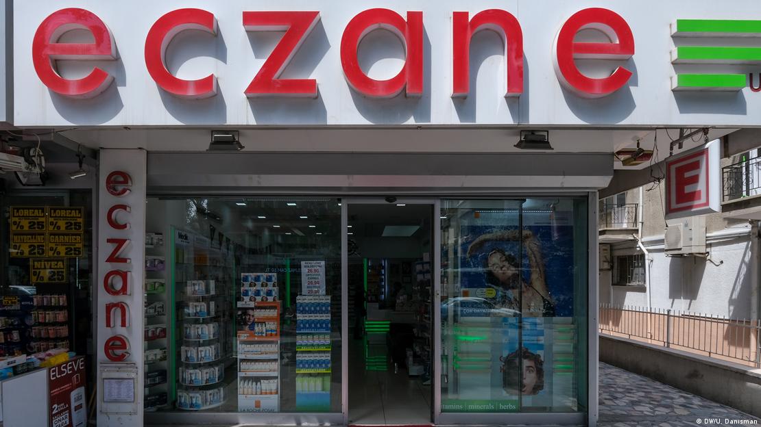 Bir eczanenin girişi ve "eczane" tabelası