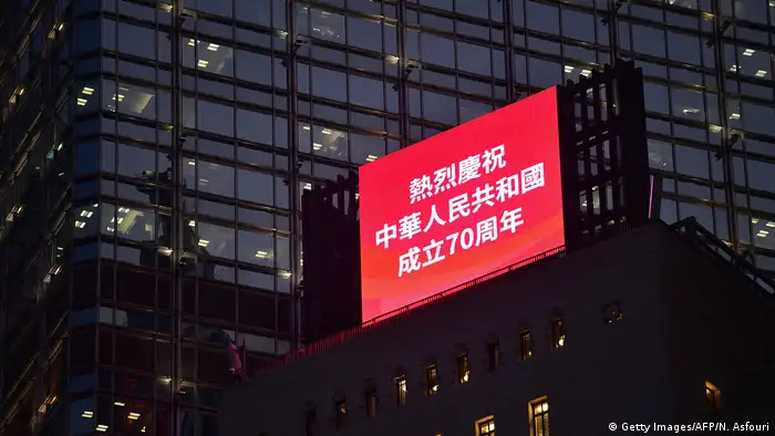 Hongkong | Anzeigetafel zum Gedenken an den 70. Jahrestag der Volksrepublik China