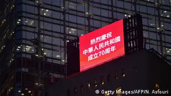 Hongkong | Anzeigetafel zum Gedenken an den 70. Jahrestag der Volksrepublik China