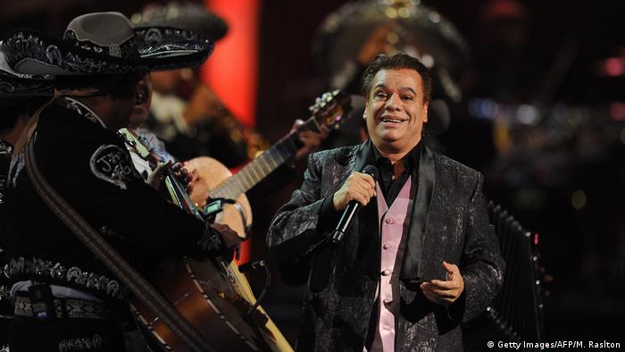 Juan Gabriel en escenario. 