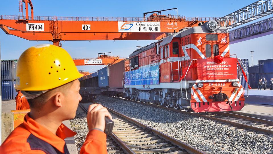  یک قطار باربری چینی قبل از حرکت از یک بندر راه‌آهن در سال ۲۰۱۸ در چارچوب طرح "یک کمربند، یک جاده"