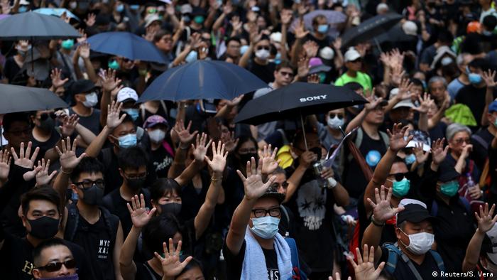 Hongkong 70 Jahre Volksrepublik China - Protest (Reuters/S. Vera)