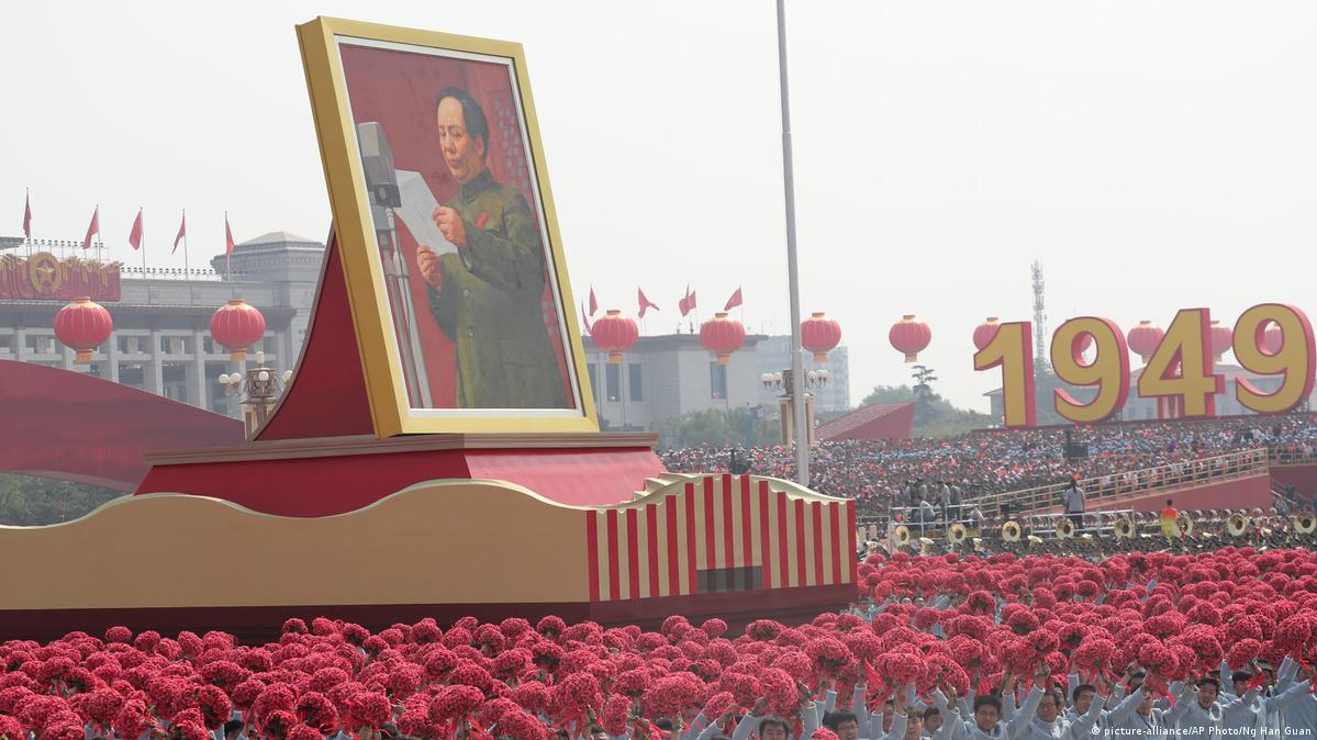 Peking Parade 70 Jahre Volksrepublik China 2019年10月1日,在北京举行的庆祝中华人民共和国成立70周年活动上,毛泽东的大幅画像。
