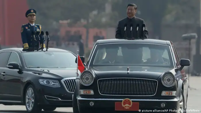 BG Waffensysteme der VR China | Xi Jinping bei der Parade zum 70. Jahrestag Volksrepublik (picture-alliance/AP Photo/M. Schiefelbein)