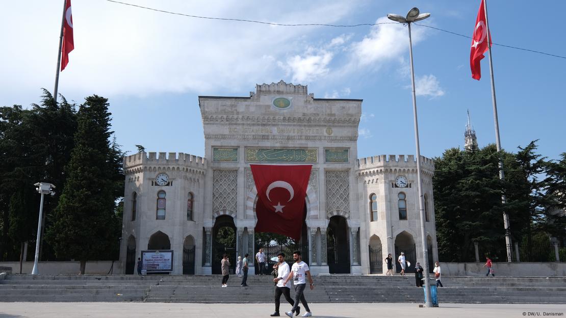 İstanbul Üniversitesi'nin tarihî ana kapısı.