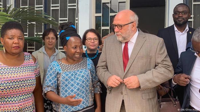 Kamerun Edith Kahbang Walla und Günter Nooke