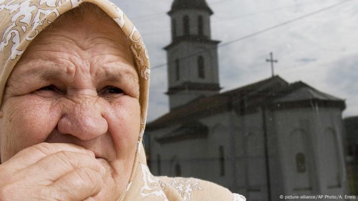 Bosnien und Herzegowina Konjević Polje | Fata Orlovic vor serbeisch orthodoxer Kirche