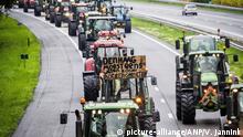 2019-10-01 10:19:36 DE WIJK - Bauern aus Drenthe blockieren mit ihren Traktoren die Autobahn A28 zwischen Hoogeveen und Meppel. Die Bauern beteiligen sich unter dem Namen #Agractie an einer nationalen Protestkundgebung auf dem Malieveld in Den Haag. Die Demonstranten glauben, dass der Agrarsektor mit zu vielen sozialen Problemen konfrontiert ist, von der Reduzierung von Phosphat und Stickstoff bis hin zu Klimapolitik und Tierschutz. ANP VINCENT JANNINK |