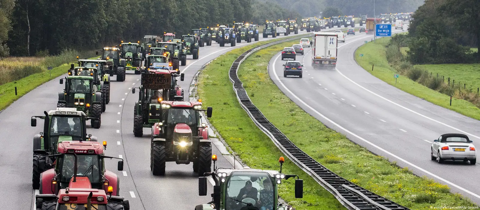 荷兰农民开拖拉机上高速路抗议1000公里阻塞– DW – 2019年10月2日