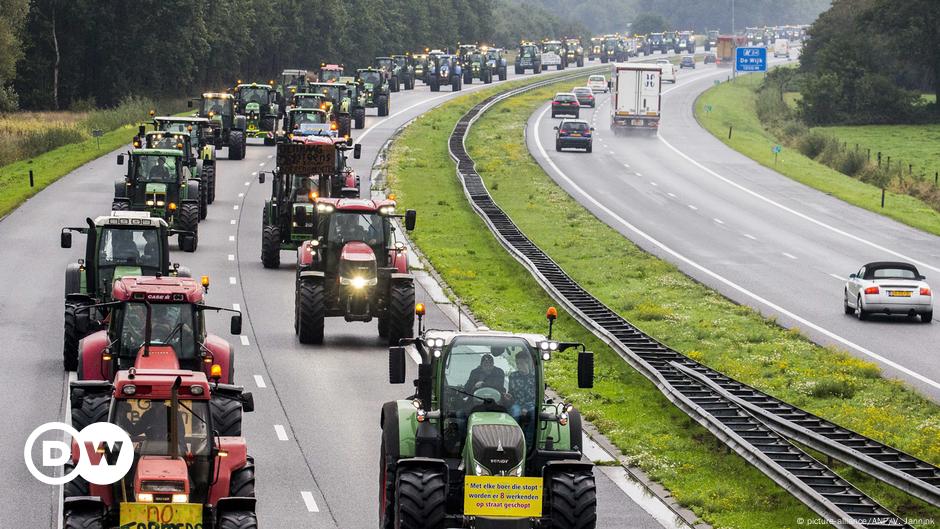 Dutch Farmers Stage Tractor Protest, Cause Huge Jams – DW – 10/01/2019