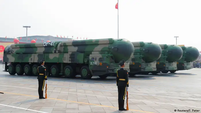 图为2019年庆祝建国70周年的阅兵式：携带DF-41洲际弹道导弹的军车驶过天安门广场