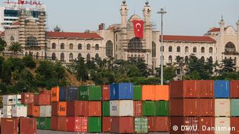 Εμπορικό λιμάνι στην Κωνσταντινούπολη