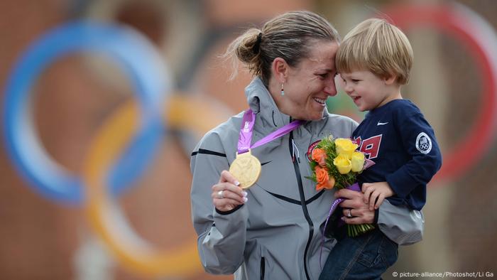 Olympische Spiele Londond 2012 | Kristin Armstrong mit ihrem Sohn (picture-alliance/Photoshot/Li Ga)