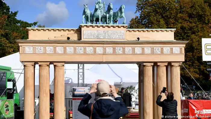 Kiel | Bürgerfest zum Tag der Deutschen Einheit: Brandenburger Tor Modell (picture-alliance/dpa/C. Rehder)