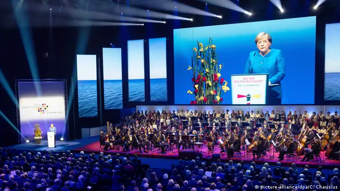 Tag der Deutschen Einheit - Offizielle Feier Rede Angela Merkel (picture-alliance/dpa/C. Charisius)