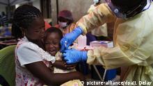 13.07.2019, Kongo, Beni: Ein Kind wird am 13.07.2019 in Beni, Kongo, gegen Ebola geimpft. Nach Angaben der Weltgesundheitsorganisation wird der Kongo am Montag, 23.09.2019, einen zweiten experimentellen Impfstoff einsetzen, während die Bemühungen zur Eindämmung des Ausbruchs ins Stocken geraten sind und Ärzte ohne Grenzen die bisherigen Impfmaßnahmen kritisieren. Foto: Jerome Delay/AP/dpa +++ dpa-Bildfunk +++ |