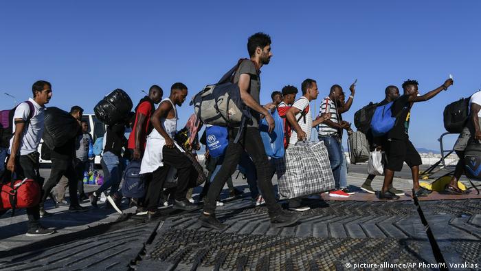 لاجئون يصعدون سفيتة لنقلهم من جزيرة ليسبوس إلى ميناء بيروس بتاريخ 30 سبتمبر 2019