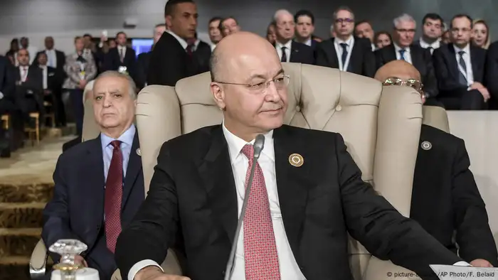 Barham Saleh sits in a chair at the Arab League Summit in Tunisia in March 2019 (picture-alliance/AP Photo/F. Belaid)