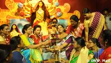 मा आश्छि - पश्चिम बंगाल में दुर्गा पूजा की धूम