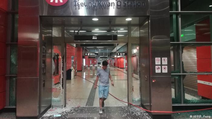 Станция гонконгского метро, разгромленная протестующими