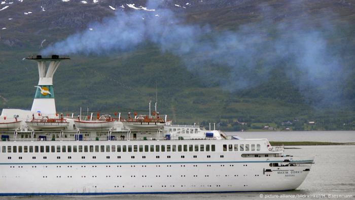 Ein Kreuzfahrtschiff stößt Abgase aus.