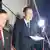 کیم میونگ گیل، سرپرست هیئت کارشناسی پیونگ‌یانگ، جلوی سفارت کره شمالی در استکهلم، شنبه پنجم اکتبر ۲۰۱۹