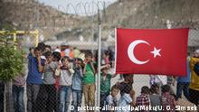 ARCHIV - 23.04.2016, Türkei, Gaziantep: Flüchtlingskinder stehen hinter einem Zaun im Nizip-Flüchtlingslager in Gaziantep (Türkei), während sie auf den Besuch von Bundeskanzlerin Merkel warten. Der deutsche Innenminister Seehofer hat am 03.10.2019 der Türkei vor Beratungen über den wackelnden Flüchtlingspakt in Ankara weiter Unterstützung zugesagt. Die Delegation sei in die Türkei gereist, «um das Abkommen zwischen der Europäischen Union und der Türkei zu stärken. Foto: Uygar Onder Simsek / Moku/dpa +++ dpa-Bildfunk +++
