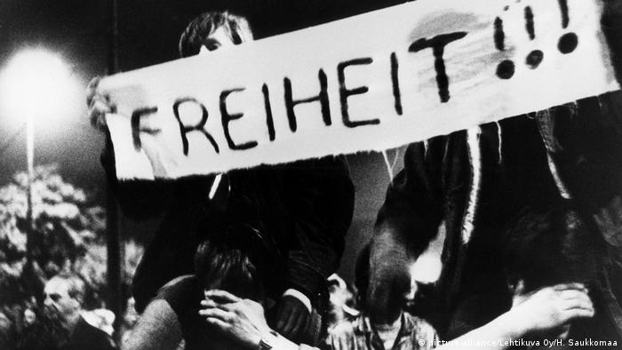 Sloboda!!!, stoji na transparentu istaknutom na prosvjedima u Leipzigu