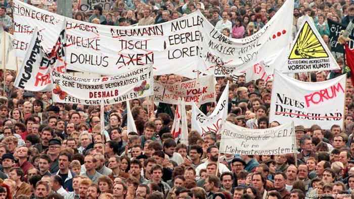 The Demonstration That Took Down East Germany Germany News And In Depth Reporting From Berlin And Beyond Dw 04 11 2019