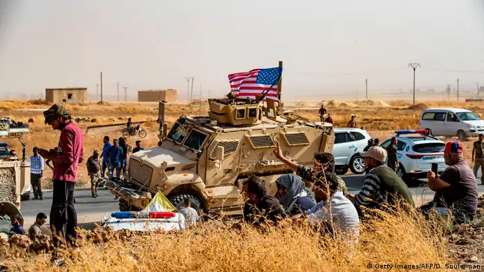 Syrien Raʾs al-ʿAin | Syrische Kurden und US Militärfahrzeug nahe der Grenze zur Türkei