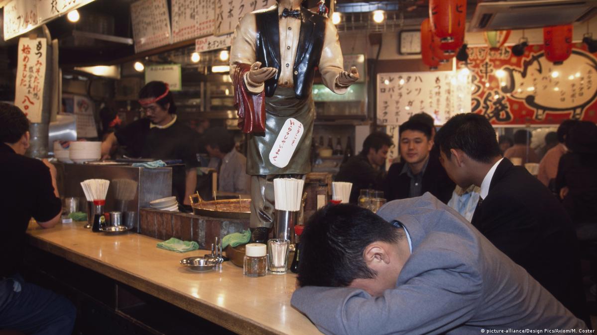 Young Japanese want to stay sober after work – DW picture