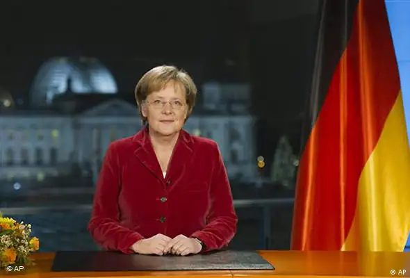 Bundeskanzlerin Angela Merkel posiert am Mittwoch, 30. Dezember 2009, im Bundeskanzleramt in Berlin nach der Aufzeichnung ihrer Neujahrsansprache vor einem Fenster mit Blick auf den Reichstag. Die Ansprache wird am Donnerstag, 31. Dezember 2009 um 19:20 Uhr im ZDF ausgestrahlt (Foto: ap)