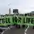 Экоактивисты блокируют один из мостов в центре Лондона