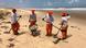 Homens limpam praia atingida por manchas de óleo em Sergipe Homens limpam praia atingida por manchas de óleo em Sergipe