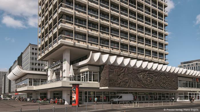 Tall building with scalloped details (Prester-Verlag/Hans Engels)