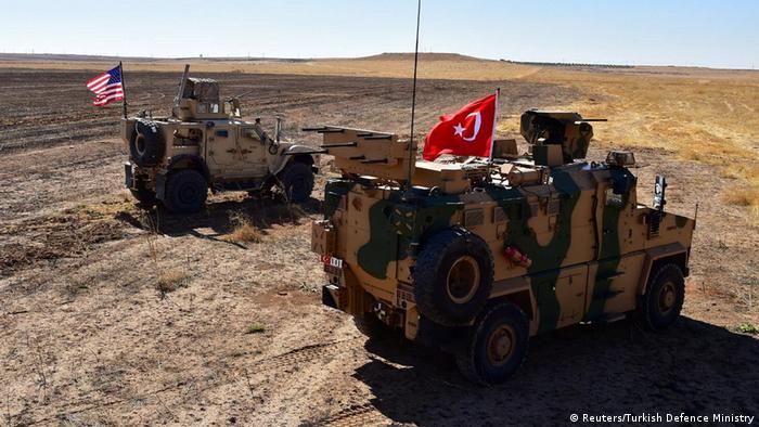 Syiren US und Türkisches Militärfahrzeug an der Grenze zur Türkei