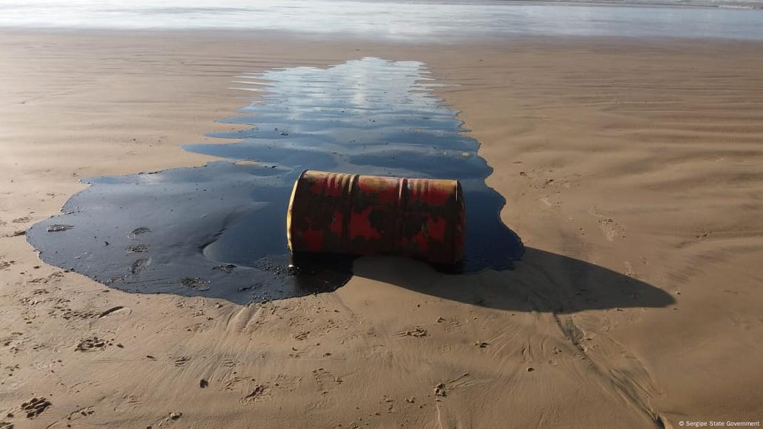 Mancha de óleo em praia de Sergipe