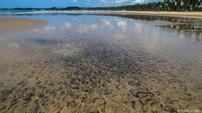 Praia de Cabo de Santo, Pernambuco, poluída com óleo